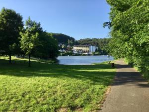 einen Weg in einem Park neben einem See in der Unterkunft Rotkäppchen @ Seepark Kirchheim in Kirchheim