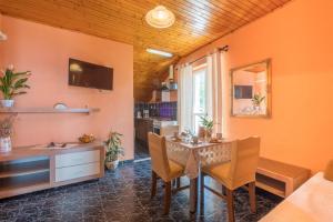 Μια τηλεόραση ή/και κέντρο ψυχαγωγίας στο Villa Adria +35 φωτογραφίες