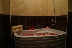 Un baño con bañera y velas. en Apartments Casa Pineta, en Ulcinj 67 fotos más
