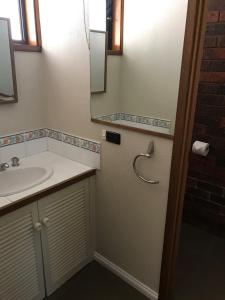 a bathroom with a sink and a mirror at Kalamunda 2 in Bright