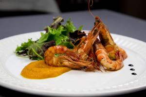 Comida no hotel ou em algum lugar perto
