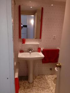 トレモリノスにあるVistas al Marのバスルーム(洗面台、鏡付)