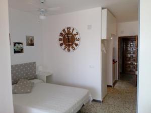 トレモリノスにあるVistas al Marのベッドルーム1室(ベッド1台、壁掛け時計付)