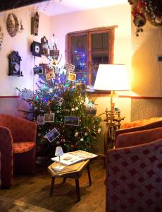 a christmas tree in the corner of a living room at Hotel Chalet La Meridiana in Saint-Pierre