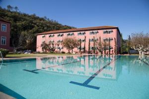 A piscina localizada em Your Hotel & Spa Alcobaça ou nos arredores