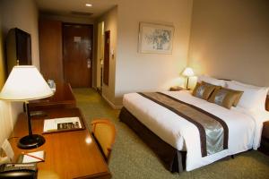 Uma cama ou camas num quarto em Summit Parkview Yangon