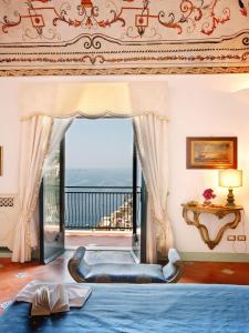 a room with a large doorway with a couch in front at Villa dei Fisici Positano in Positano