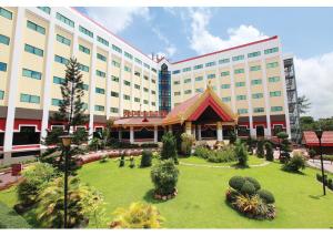 Um jardim no exterior de Summit Parkview Yangon