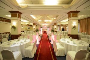 Um restaurante ou outro lugar para comer em Summit Parkview Yangon