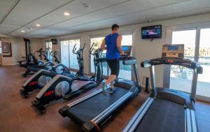 Posilňovňa alebo fitness centrum v ubytovaní Golden Donaire Beach