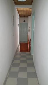 un pasillo vacío con una puerta y una escalera en Albatros, en Symi