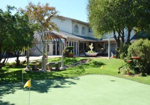 ein Haus mit einem Golfplatz im Hof in der Unterkunft Golfer's Lodge in Edenvale