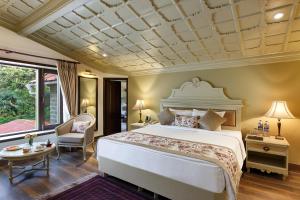 Postel nebo postele na pokoji v ubytování The Naini Retreat, Nainital by Leisure Hotels