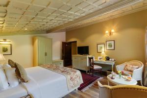 TV a/nebo společenská místnost v ubytování The Naini Retreat, Nainital by Leisure Hotels