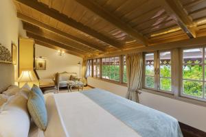 Postel nebo postele na pokoji v ubytování The Naini Retreat, Nainital by Leisure Hotels