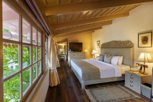 Postel nebo postele na pokoji v ubytování The Naini Retreat, Nainital by Leisure Hotels + 37 fotografií
