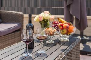 een tafel met twee glazen wijn en een fruitschaal bij Apartment Flawless in Trogir