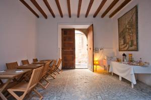 uma sala de jantar com mesas e cadeiras e uma porta aberta em Can Moragues de Soller em Sóller