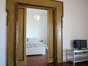 um espelho num quarto com uma cama e uma televisão em Pretty panoramic apartment - half way Center-Vomero district em Nápoles