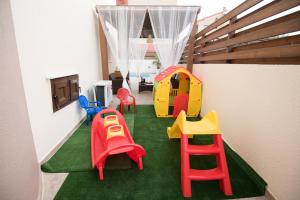una habitación con sillas y un juego sobre una alfombra verde en Luxury Villa Regina, en Protaras