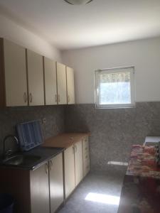 Kuchyň nebo kuchyňský kout v ubytování DK Apartmani