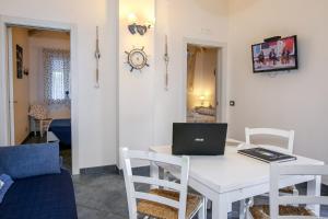 Televízia a/alebo spoločenská miestnosť v ubytovaní Villa Salina fronte mare