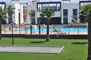 Oasis Beach Alicanteの敷地内または近くにあるプール