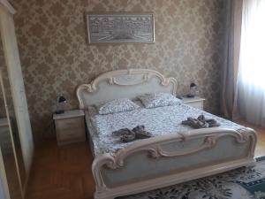 ムカチェヴォにあるAmetistのベッドルーム1室(白いベッド1台、靴付)