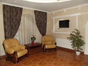 ムカチェヴォにあるAmetistの待合室(椅子2脚、薄型テレビ付)