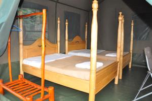 Postel nebo postele na pokoji v ubytování Hawk's Eye Lodge Bunyonyi