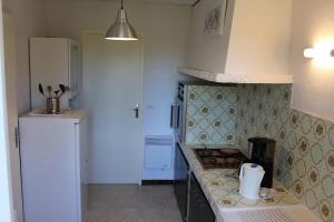 een keuken met een witte koelkast en een aanrecht bij Maison Charrasse in Flassan +36 foto's