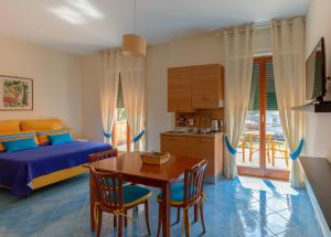 een slaapkamer met een bed en een tafel en stoelen bij Villa Rosa Sorrento in Sorrento