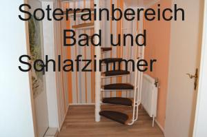 una scala a chiocciola in un corridoio con le parole "unità cattiva sagittario" di Twee Linden Warnemünde Zentrum a Warnemünde