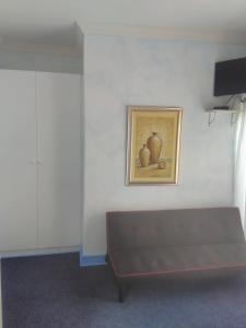 A television and/or entertainment centre at BellaCanella Guesthouse