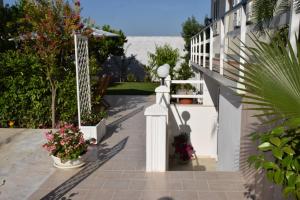 d'une terrasse ornée de fleurs et d'une clôture blanche. dans l'établissement Dimora Santa Caterina, à Conversano
