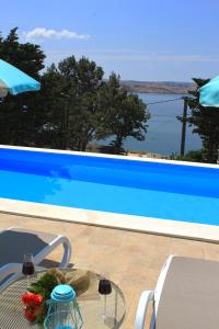 Bazén v ubytování Beachfront Apartments Anita with Pool nebo v jeho okolí