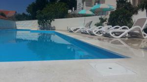 Bazén v ubytování Beachfront Apartments Anita with Pool nebo v jeho okolí
