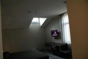 TV a/nebo společenská místnost v ubytování Blue Hotel