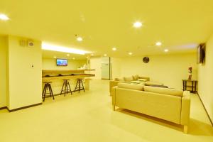 a large living room with a couch and a bar at Single inn- KAOHSIUNG LINSEN in Kaohsiung