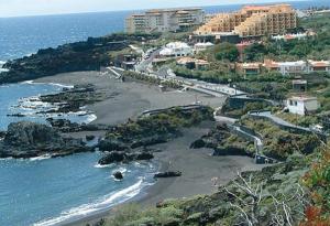 een luchtzicht op een strand met gebouwen en de oceaan bij Los Balconcitos 51 in Los Cancajos