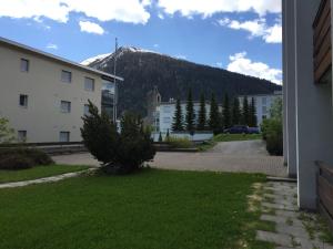 ダボスにあるBarga GPの山を背景にした建物