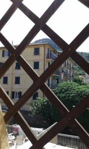 - une vue sur un bâtiment depuis une fenêtre dans l'établissement Cala Cicala, à Levanto