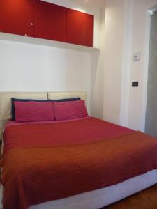 ボローニャにあるMalgrado House Bolognaの赤いベッド1台(赤い毛布付)が備わるベッドルーム1室が備わります。