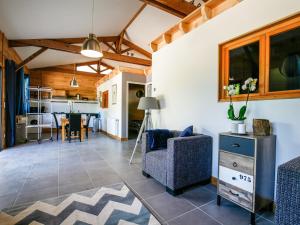 Spacious villa in Aubeterre-sur-Dronne with Private Gardenにあるシーティングエリア