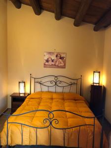 Un dormitorio con una cama con dos luces. en Agriturismo Ilardo, en Collesano