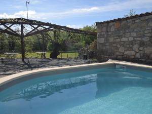 una piscina di fronte a un edificio in pietra di Vintage Holiday Home in Lanas with Swimming Pool a Lanas