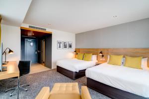 Postel nebo postele na pokoji v ubytování Apex City Quay Hotel & Spa