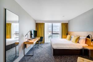 Postel nebo postele na pokoji v ubytování Apex City Quay Hotel & Spa