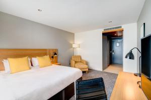 TV a/nebo společenská místnost v ubytování Apex City Quay Hotel & Spa