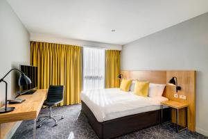 Postel nebo postele na pokoji v ubytování Apex City Quay Hotel & Spa